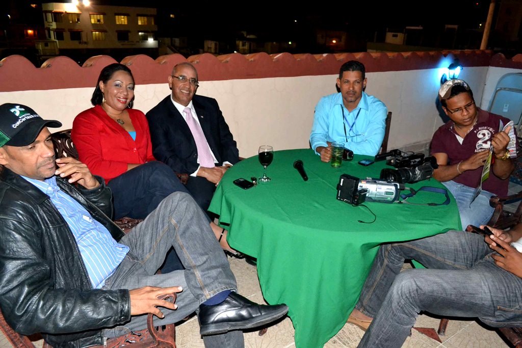 Comunicadores de prensa escrita, televisión y camarógrafos